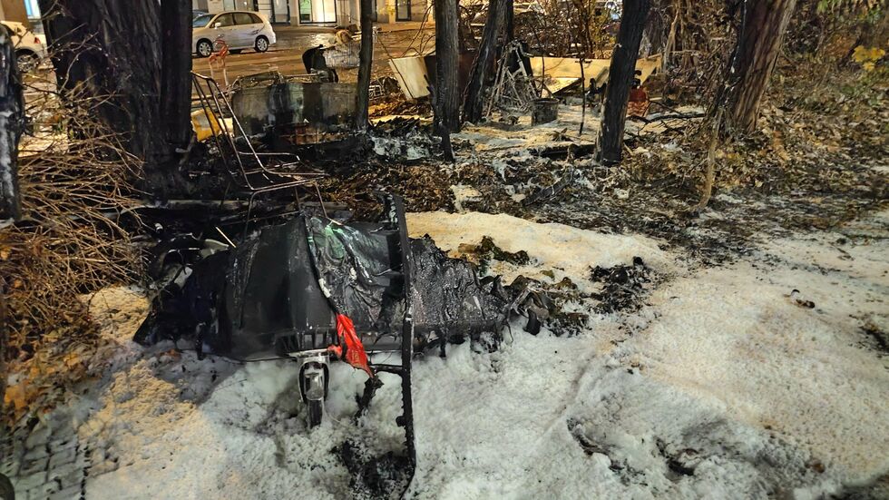 Die Feuerwehr löschte die Flammen mit Schaum.