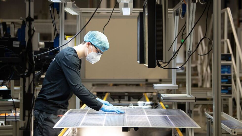Ein Mitarbeiter bei der Qualitätskontrolle im Freiberger Werk 