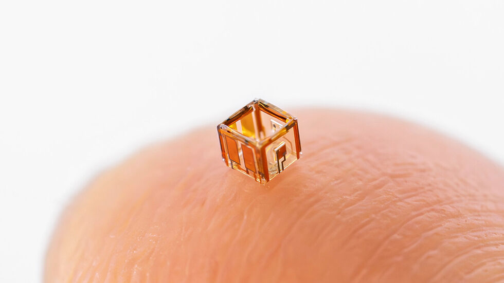 Diese Smartlet-Mikroroboter, jeder nur einen Millimeter groß, sind mit integrierter Elektronik, Sensoren, Aktoren und Energiesystemen ausgestattet. Diese Smartlet-Mikroroboter, jeder nur einen Millimeter groß, sind mit integrierter Elektronik, Sensoren, Aktoren und Energiesystemen ausgestattet.