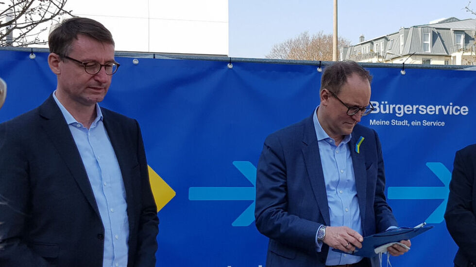 Sachsens Innenminister Roland Wöller und Verwaltungsbürgermeister der Stadt Leipzig Ulrich Hörning vor dem Ankommenszentrum 