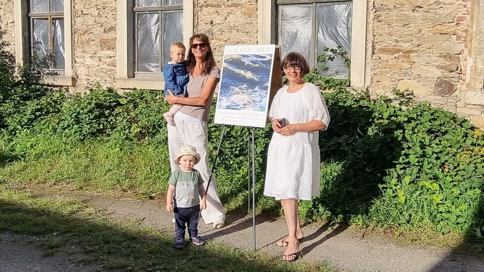 Bei der Vernissage am Sonntag: Katharina Siebenborn (links) vor dem Plakat zur Ausstellung und Galeristin Galeristin Kathrin Lahl. Bei der Vernissage am Sonntag: Katharina Siebenborn (links) vor dem Plakat zur Ausstellung und Galeristin Galeristin Kathrin Lahl.