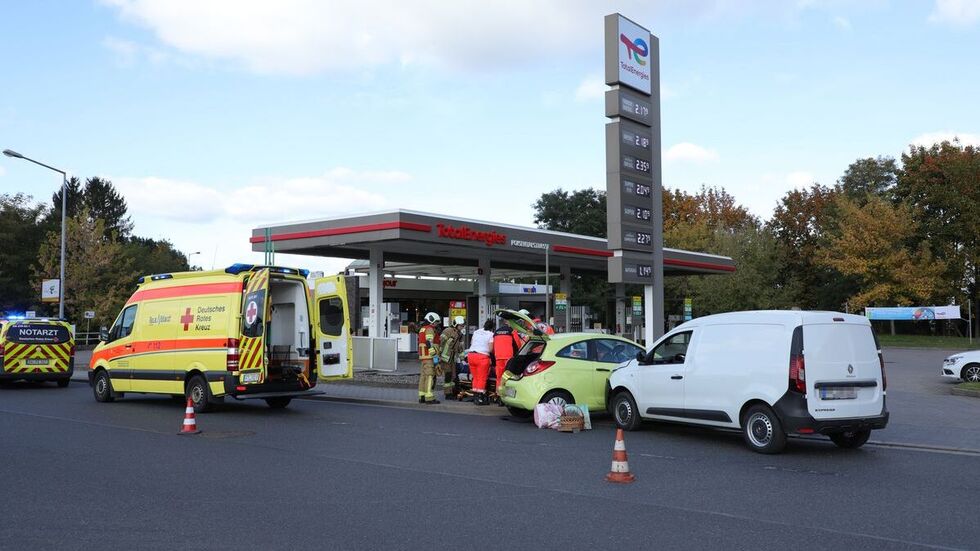Der Ford kollidierte mit einem weißen Renault auf der Poisentalstraße in Freital.