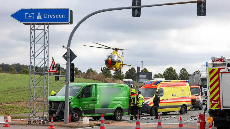 Auch der Rettungshubschrauber kam zum Einsatz bei dem Crash an der A-4-Auffahrt Hohenstein-Ernstthal. Auch der Rettungshubschrauber kam zum Einsatz bei dem Crash an der A-4-Auffahrt Hohenstein-Ernstthal.