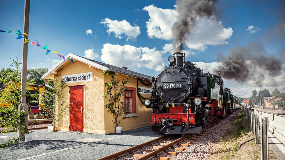Die Weißeritztalbahn in Obercarsdorf. 