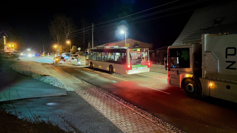 Der Bus wurde nicht durchgelassen. Die Kinder sind bei -13 Grad den Rest gelaufen. Der Bus wurde nicht durchgelassen. Die Kinder sind bei -13 Grad den Rest gelaufen.