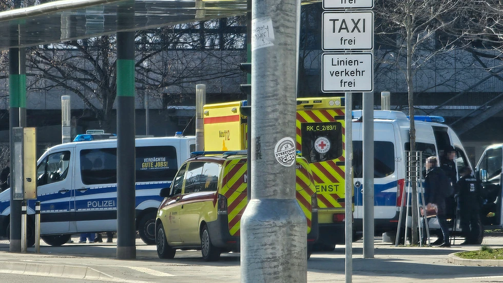 Die Polizei rückte mit einem Großaufgebot an, um den Mann zu stellen. Die Polizei rückte mit einem Großaufgebot an, um den Mann zu stellen.