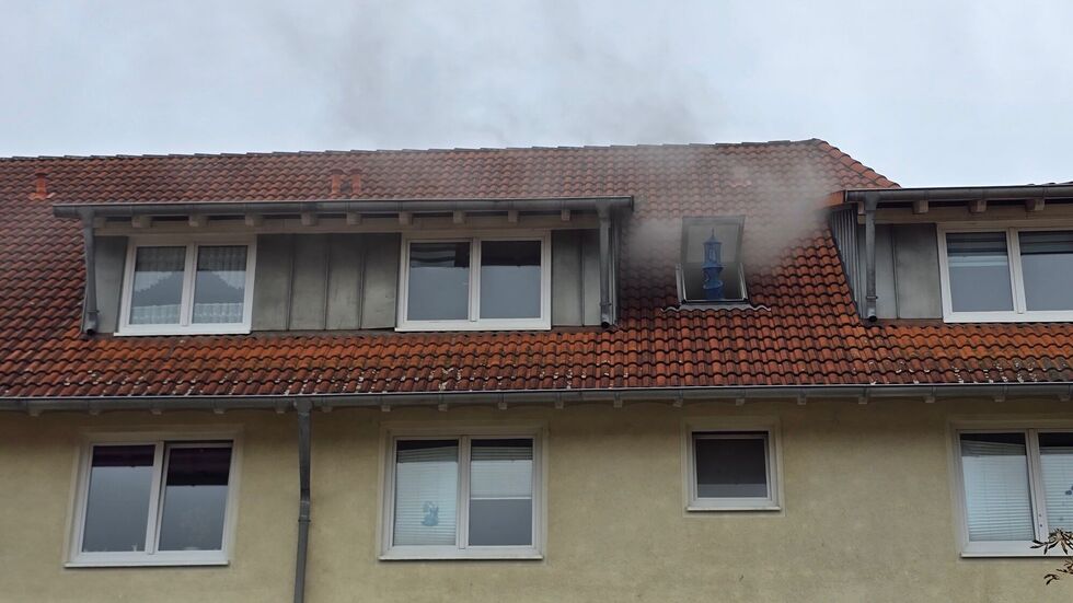 Das Feuer war in einer Küche einer Dachgeschosswohnung ausgebrochen. 