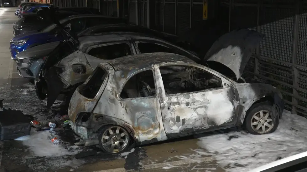 Mehrere Fahrzeuge brannten aus. Mehrere Fahrzeuge brannten aus.
