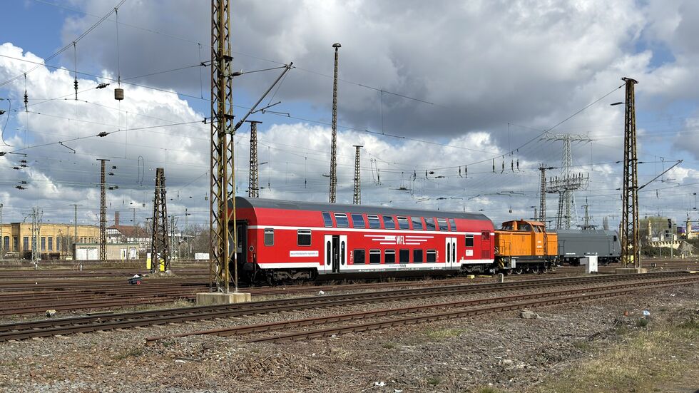 Eine V60-Rangierlok hatte heute Mittag in Leipzig begonnen, Wagen der MRB-Doppelstockzüge zu tauschen. Dann wurde der Wagenwechsel abgebrochen.