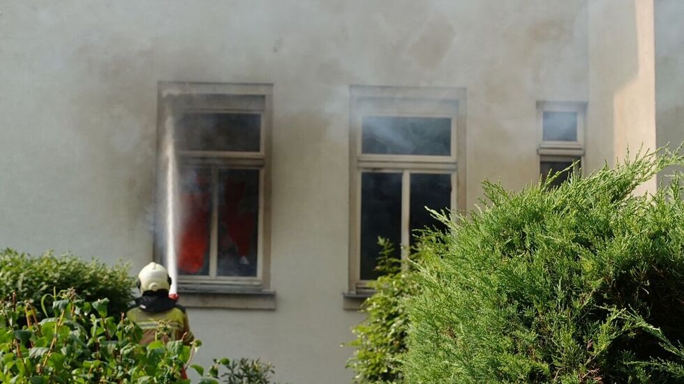 Dichter Rauch dringt aus der Brandwohnung.