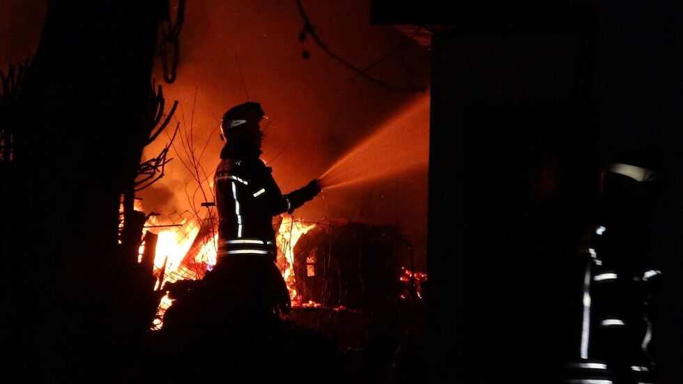 Ein Feuerwehrmann bei den Löscharbeiten.