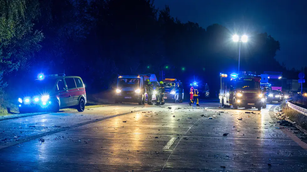Die Autobahn glich nach dem Unfall einem Trümmerfeld.