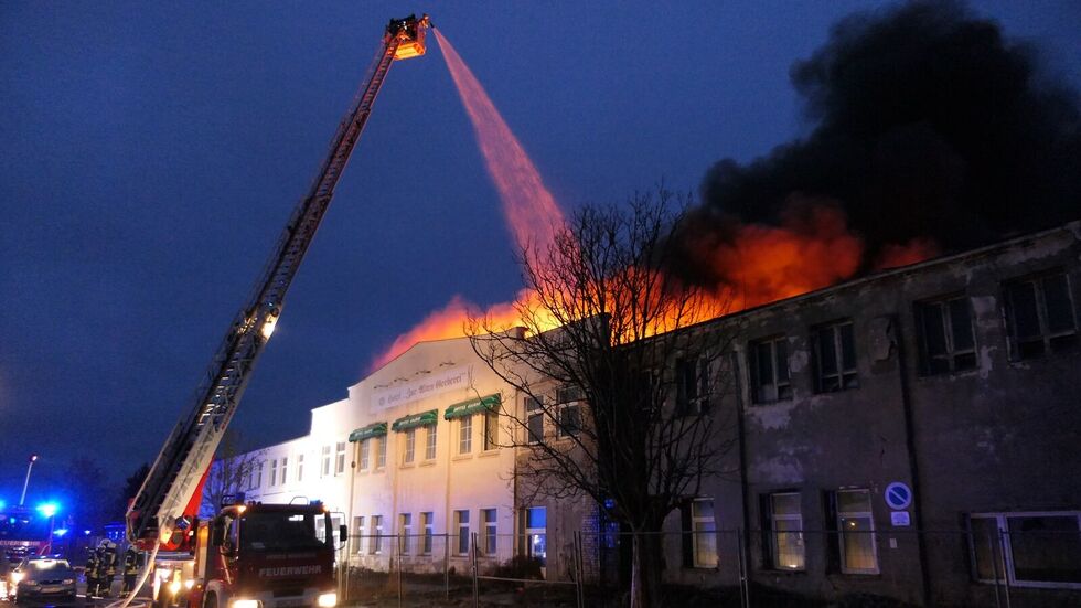 Das Produktionsgebäude des früheren VEB Sachsenpelz brannte am 7. Januar gegen 7 Uhr lichterloh.