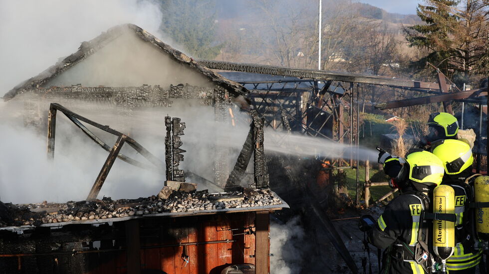 Insgesamt drei Angriffstrupps bekämpften den Brand zunächst mit Wasser, später kam zusätzlich Schaummittel zum Einsatz. Insgesamt drei Angriffstrupps bekämpften den Brand zunächst mit Wasser, später kam zusätzlich Schaummittel zum Einsatz.