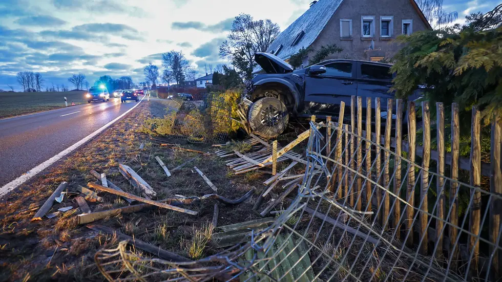 Der Fahrer kam verletzt ins Krankenhaus. Der Fahrer kam verletzt ins Krankenhaus.