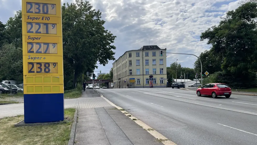 Die Zufahrt zur Tankstelle bleibt frei. Die Zufahrt zur Tankstelle bleibt frei.