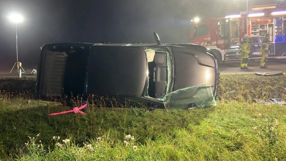 Um den verletzten Fahrer zu befreien, musste die Frontscheibe des Dodge entfernt werden. Um den verletzten Fahrer zu befreien, musste die Frontscheibe des Dodge entfernt werden.