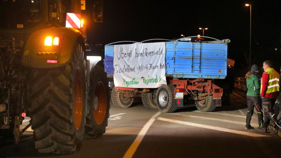 Die Bauern stellten sich rund eine Stunde auf die Autobahnbrücke Chemnitz-Mitte.
