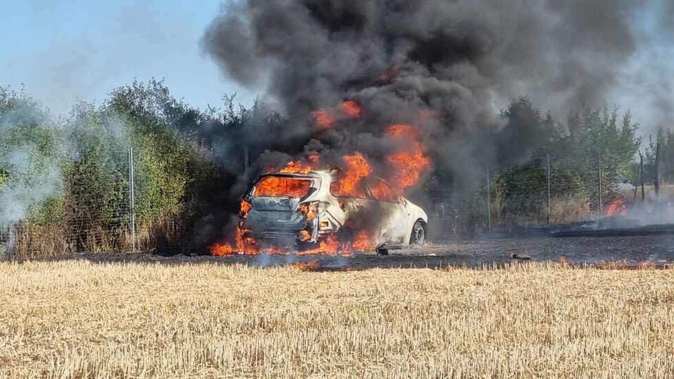 Der Wagen brannte komplett aus.