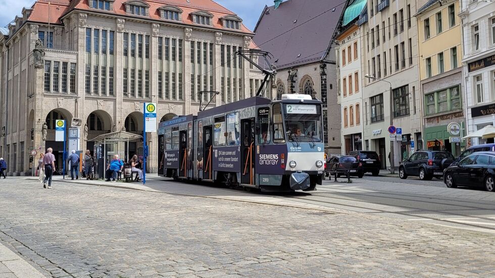 Auf den beiden Görlitzer Straßenbahnlinien rollen rund 40 Jahre alte tschechische Tatra-Bahnen. Sie sollen durch moderne Niederflur-Bahnen ersetzt werden. Auf den beiden Görlitzer Straßenbahnlinien rollen rund 40 Jahre alte tschechische Tatra-Bahnen. Sie sollen durch moderne Niederflur-Bahnen ersetzt werden.
