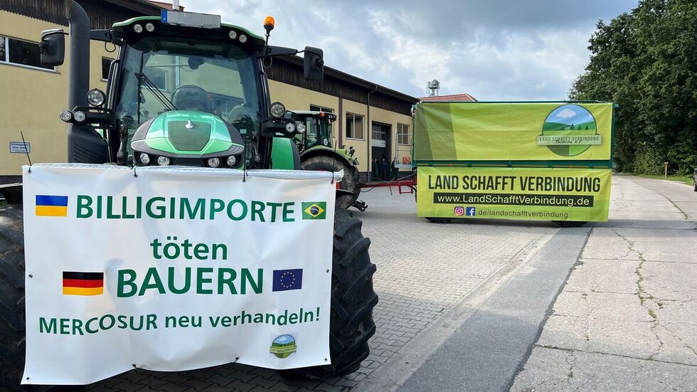 Protest von Landwirten beim Besuch von Bundesagrarminister Cem Özdemir in Großdrebnitz.