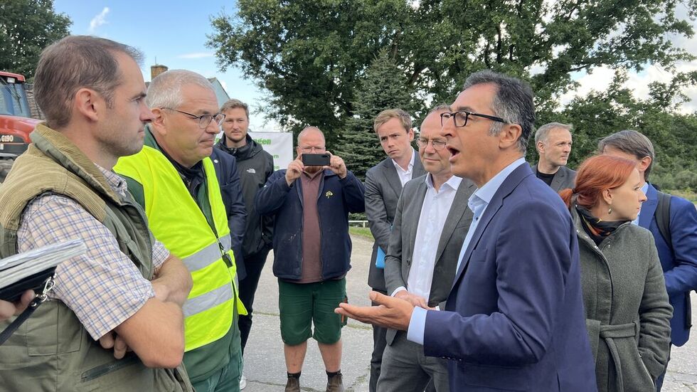 Vor seinem Besuch stellte sich der Bundesminister den Sorgen und kritischen Nachfragen der Landwirte.