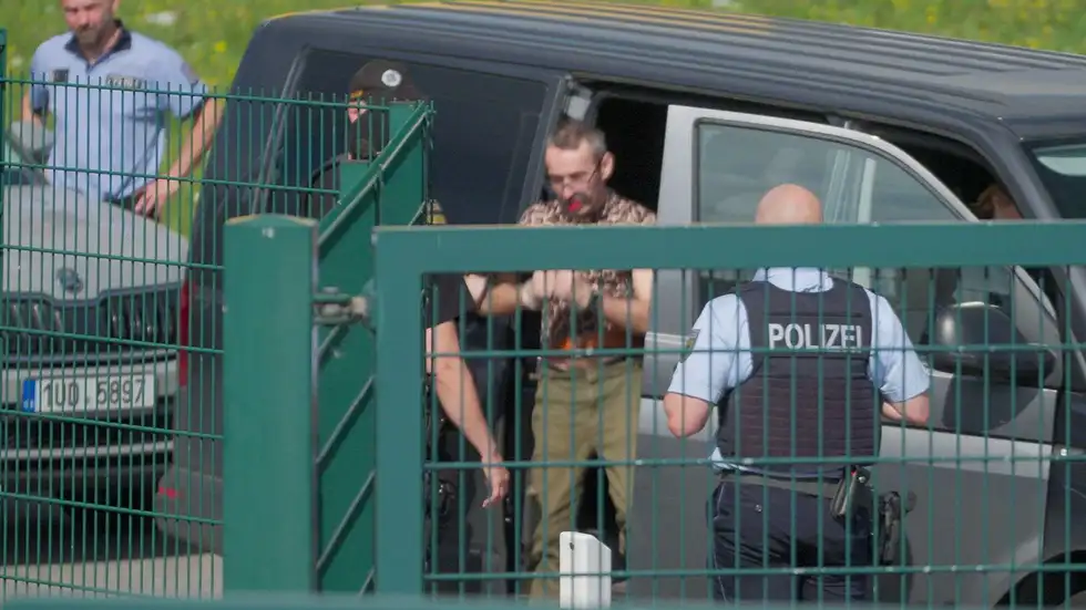 Die rechtsextreme Marla-Svenja Liebich ist heute 11.30 Uhr von Bundespolizisten in einem Konvoi von drei Autos ins Chemnitzer Frauengefängnis gebracht worden. Die Beamten hatten die Gefangene am Grenzübergang Breitenau an der A 17 von tschechischen Spezialkräften übernommen.  Zusätzlich wurde der Transport von einem Hubschrauber überwacht.