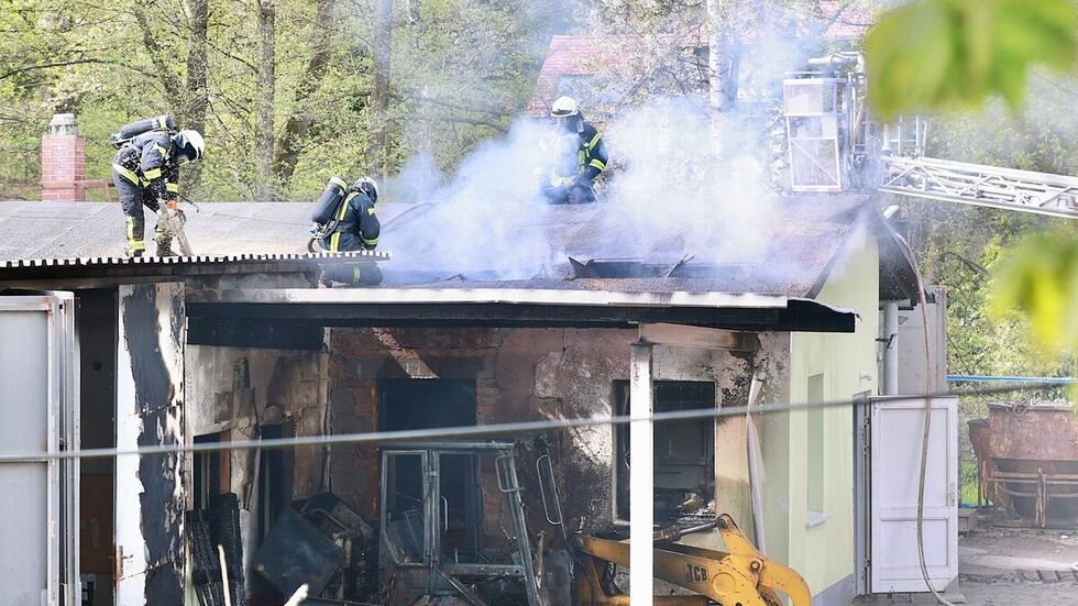 Die Flammen griffen auf das angrenzende Gebäude über.