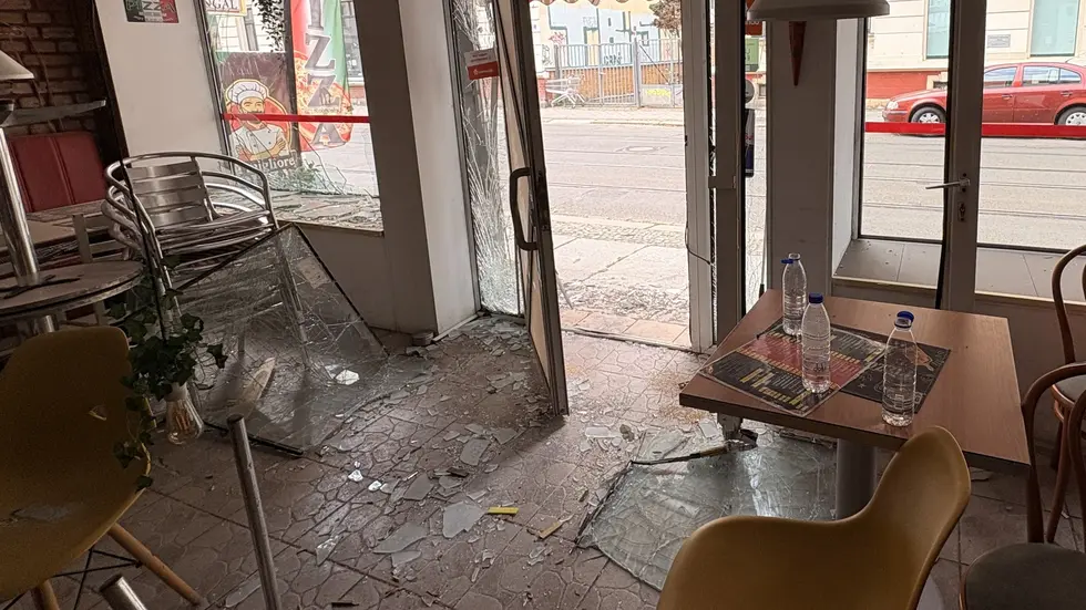 Scherben im Innenraum zeugen noch immer von der Sprengung.