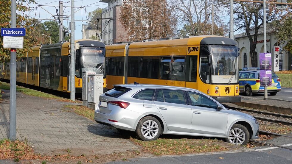 Das Auto an der Hinterachse von der Straßenbahn erfasst, drehte sich und rutschte ins Gleisbett.