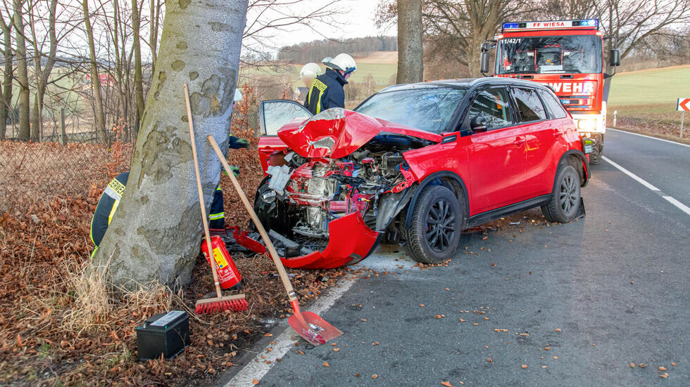 Der Suzuki wurde gegen einen Baum geschleudert.