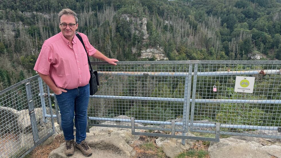 Günter Eberhard steht an der Burg Hohnstein. Hinter ihm könnte die Hängebrücke übers Polenztal führen