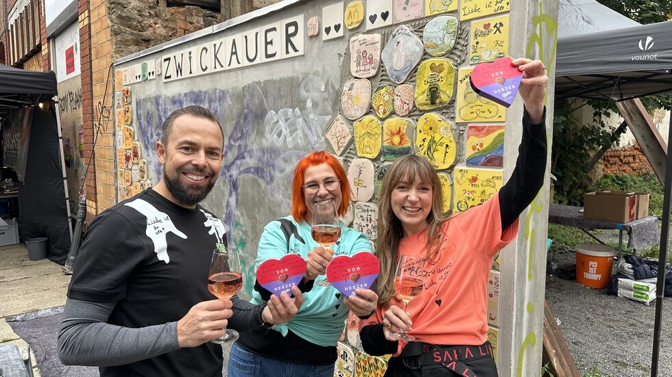 Fliesenleger Marco Reuter (v.li.), Keramikmalerin Sabine Reichert und Designerin Sara Linke beim Kachelfest