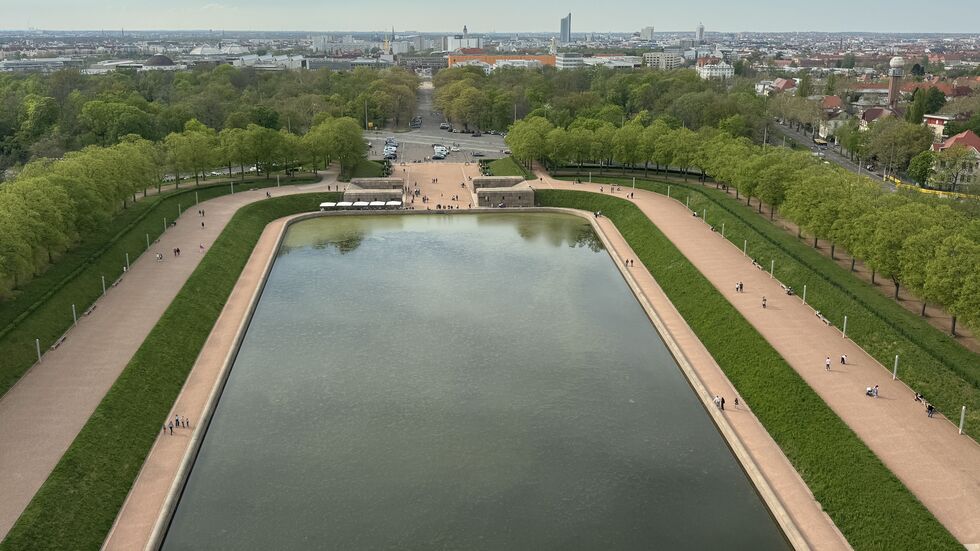 Hier auf dem (aktuell zugefrorenen) See der Tränen vorm Völkerschlachtdenkmal sollen die Männer rechte Parolen gebrüllt haben. Hier auf dem (aktuell zugefrorenen) See der Tränen vorm Völkerschlachtdenkmal sollen die Männer rechte Parolen gebrüllt haben.