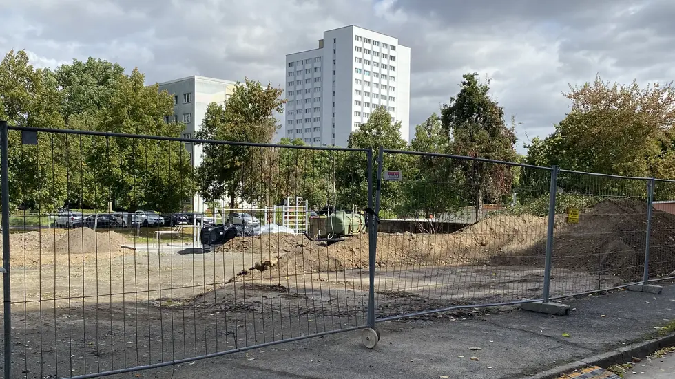 Hier auf dieser Fläche ist die Spiel- und Sportanlage entstanden (Foto von 09/2025).