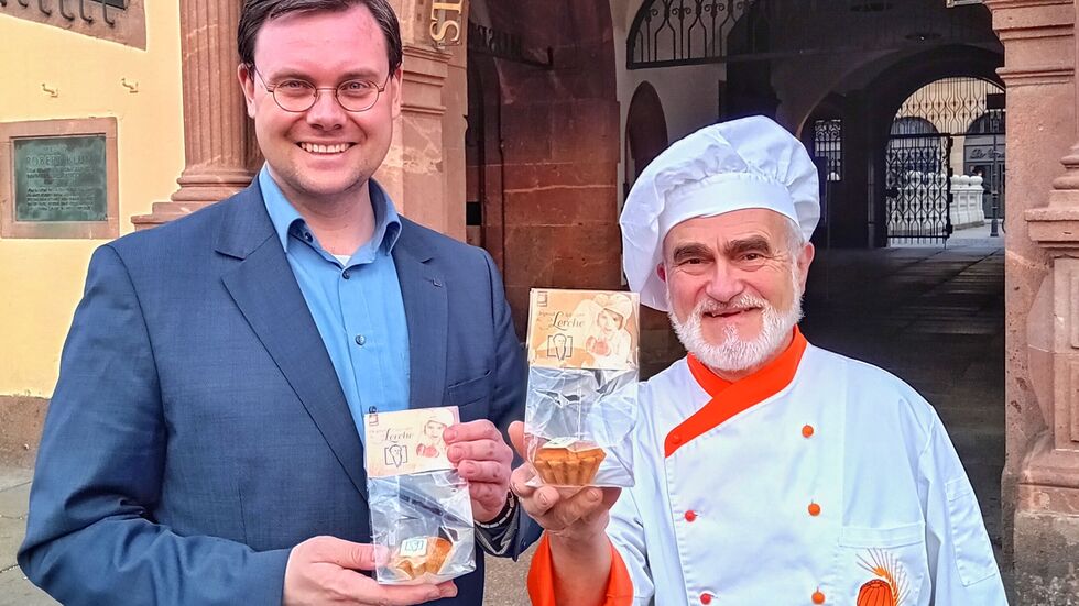 Mit den neuen Lerchen: Eric Buchmann, Vorsitzender der Lotter Gesellschaft, und der Leipziger Konditormeister Jürgen Kleinert. Mit den neuen Lerchen: Eric Buchmann, Vorsitzender der Lotter Gesellschaft, und der Leipziger Konditormeister Jürgen Kleinert.