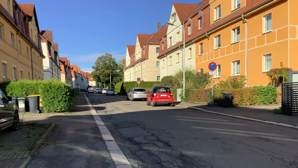 Auf 350 Metern wird neuer Asphalt aufgezogen.