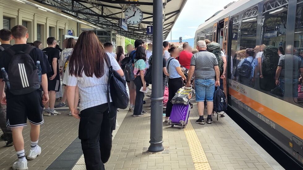 Im Sommer wie im Winter -  seit Einführung des Deutschlandtickets steigen immer mehr Fahrgäste in die Trilex-Züge. Oft kommt nur ein einzelner Triebwagen.