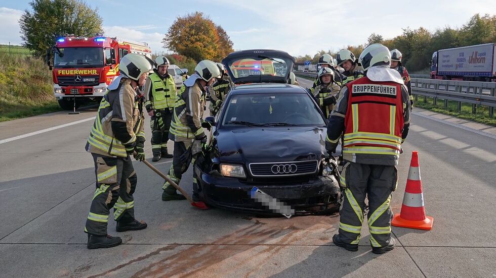 Die Feuerwehr reinigt die Fahrbahn.