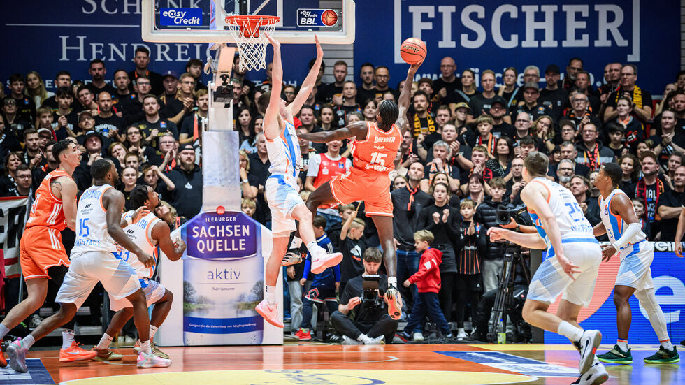 Ty Brewer in der Luft beim Korbleger gegen den Jenaer Joe Wieskamp Ty Brewer in der Luft beim Korbleger gegen den Jenaer Joe Wieskamp