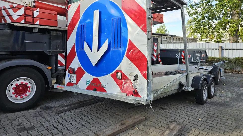 In diesen Schilderwagen ist der betrunkene Pole gekracht. In diesen Schilderwagen ist der betrunkene Pole gekracht.