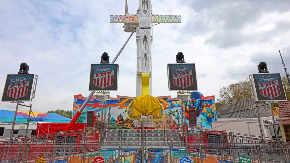 Der "Booster Maxx" ist mit seinen 55 Metern Höhe in der Zwickauer Skyline zu sehen. Der "Booster Maxx" ist mit seinen 55 Metern Höhe in der Zwickauer Skyline zu sehen.