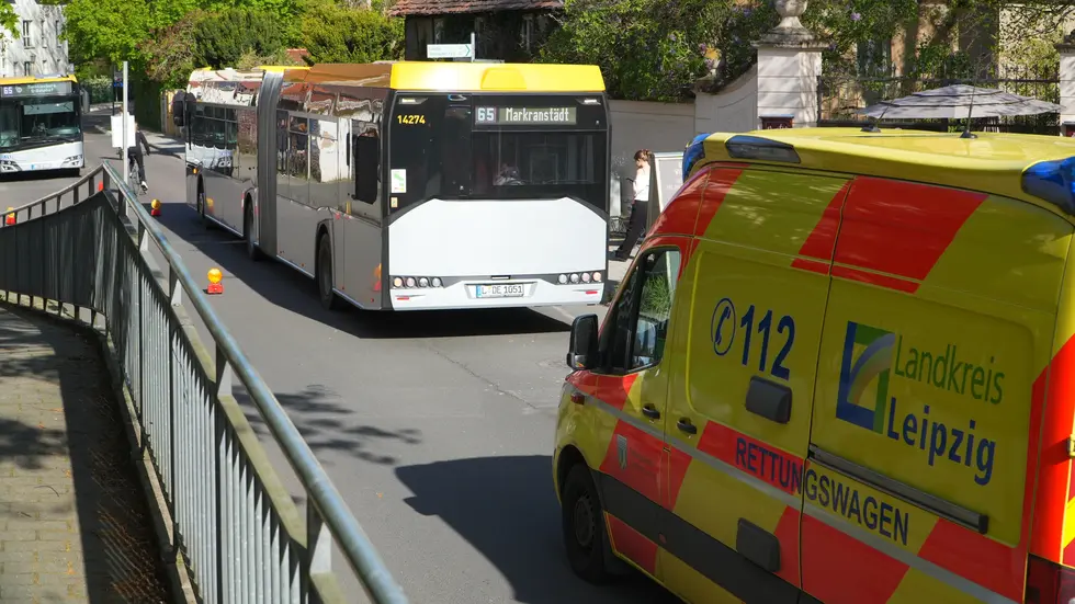 Einsatzkräfte an der Unfallstelle.