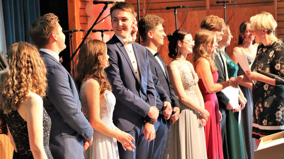 Katharina Jurk übergibt den sorbischen Lehramts-Studenten ihren Vertrag mit dem Landesamt für Schule und Bildung