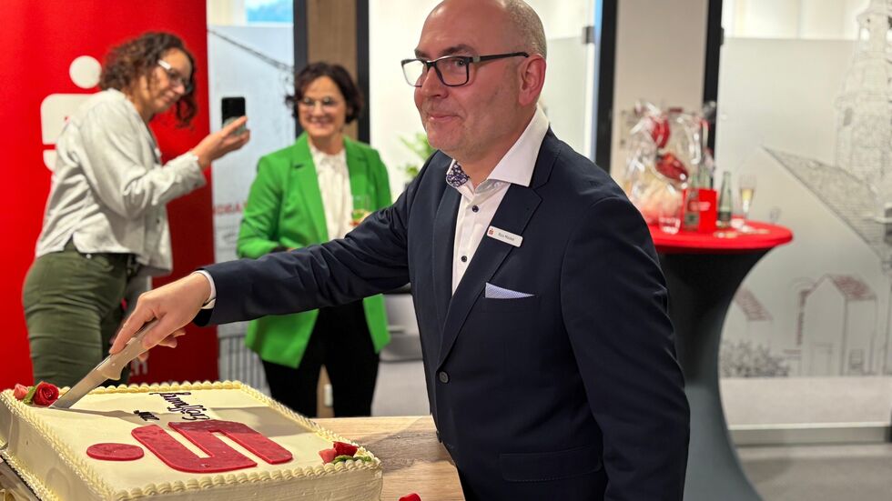 Nach der symbolischen Schlüsselübergabe eröffnete Geschäftsstellenleiter Rico Möckel die feierliche Runde. Auch Kirchbergs Bürgermeisterin Dorothee Obst war mit Ort (hinten rechts).  Nach der symbolischen Schlüsselübergabe eröffnete Geschäftsstellenleiter Rico Möckel die feierliche Runde. Auch Kirchbergs Bürgermeisterin Dorothee Obst war mit Ort (hinten rechts).