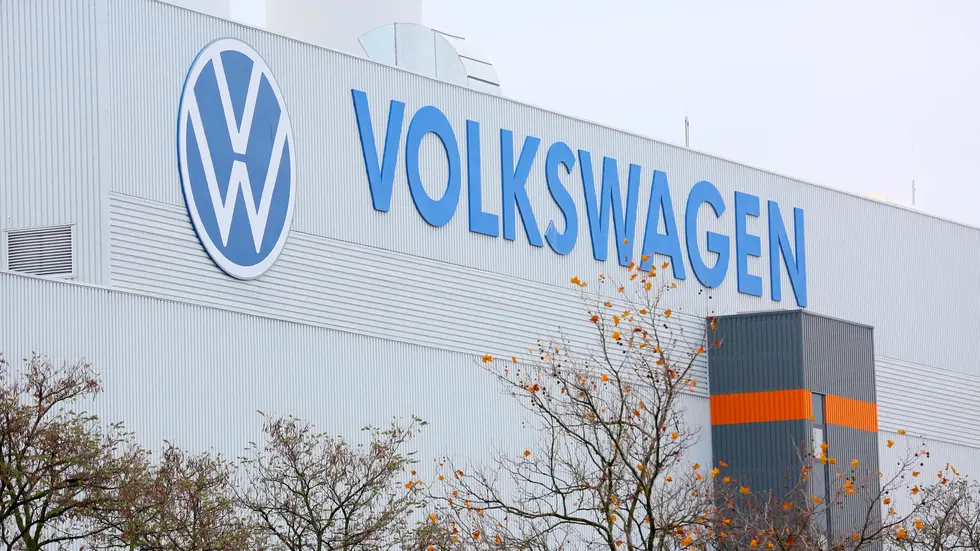 Der Volkswagen Schriftzug am Werk in Mosel.