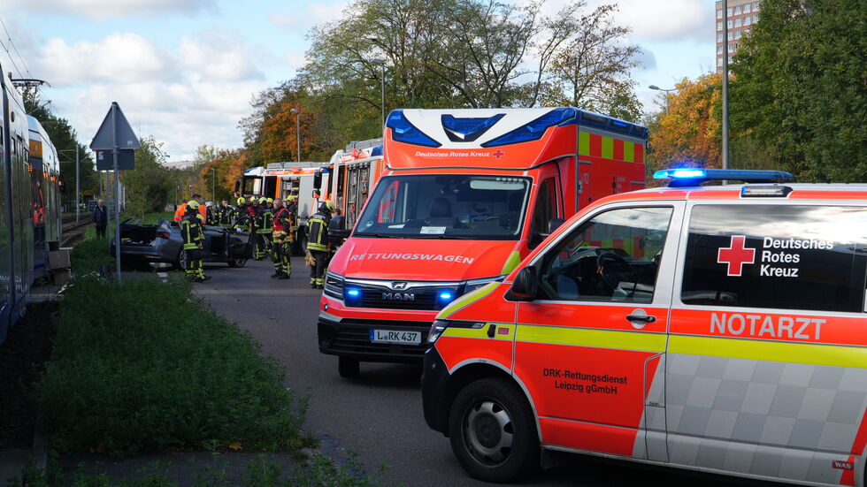 Nach dem Unfall zwischen einem Auto und einer Straßenbahn in Grünau rückten die Rettungskräfte mit einem Großaufgebot an