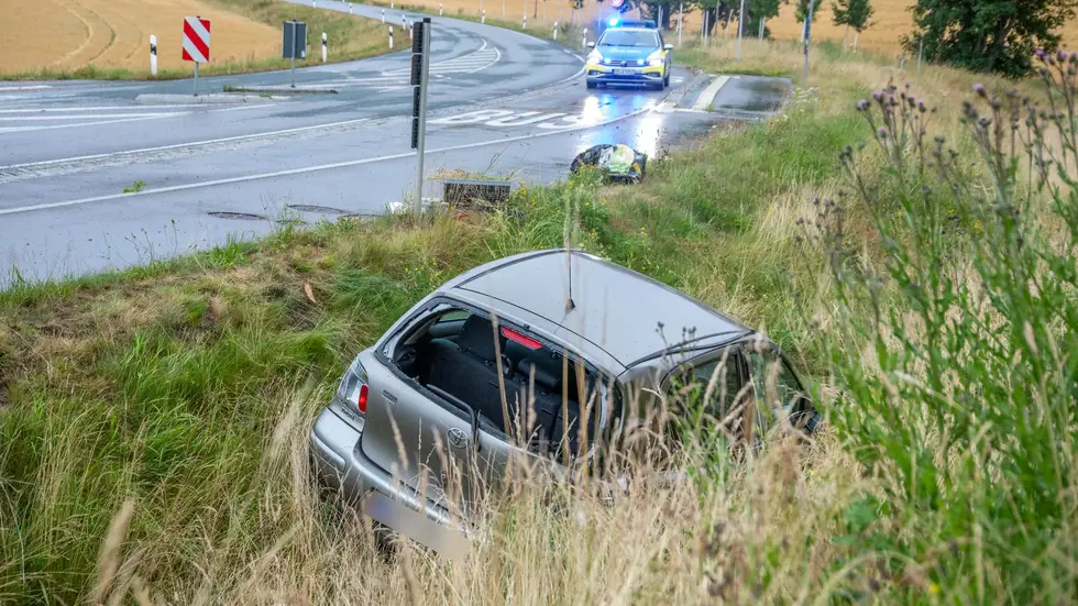Der Toyota hatte sich überschlagen und war im Straßengraben zum Stehen gekommen. Der Toyota hatte sich überschlagen und war im Straßengraben zum Stehen gekommen.