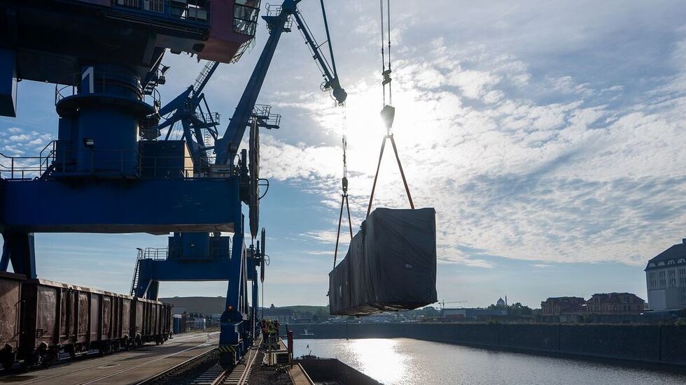 Das Element wird per Kran an Land gehoben