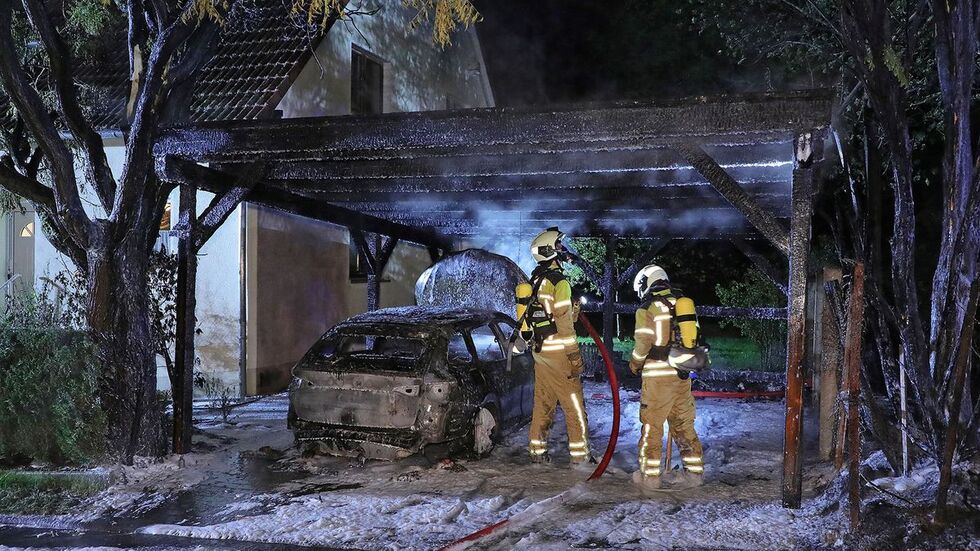 Auf der Otto-Pilz-Straße brannten in der Nacht ein Carport und ein Auto